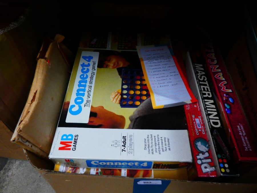 A box of various vintage games including Guess Who and Connect - Image 3 of 4