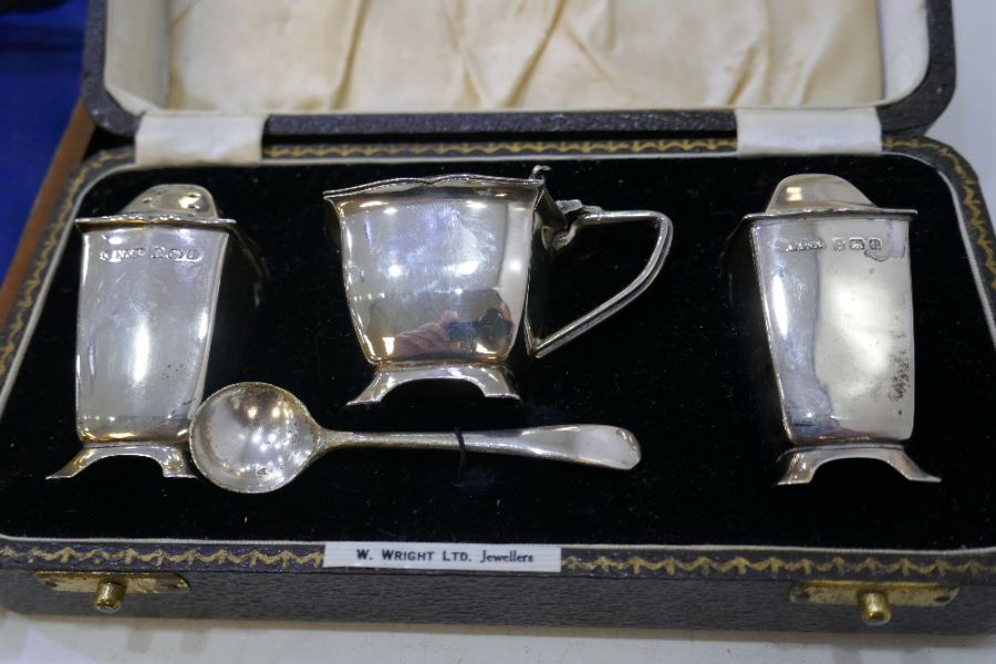 A silver cruet set consisting of a salt with a Bristol blue insert, a salt and pepper and a plated s - Image 7 of 8