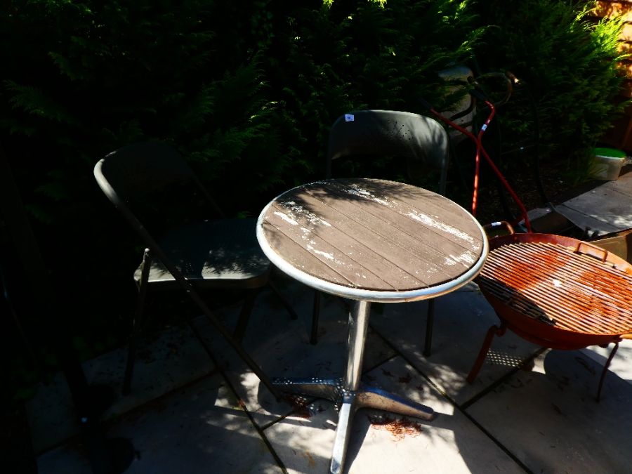 A metal Bistro table and two metal folding chairs - Image 2 of 7