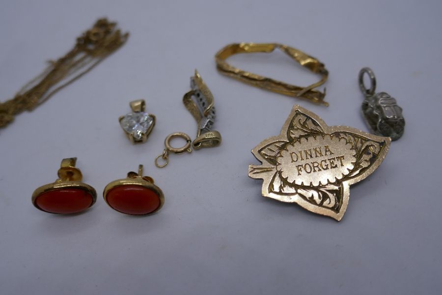 Mixed lot to include, fine 9ct yellow gold chain AF, gold front 'Dinna Forget' badge, earrings, pend - Image 2 of 5