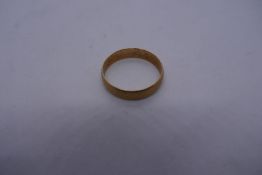 14K yellow gold wedding ring with etched star detailing, marked 375, 2.1g approx