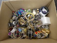 Box mixed costume jewellery to include bangles, earrings compacts, watches, etc