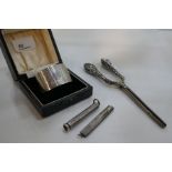 A mixed lot comprising of a silver boxed napkin ring hallmarked Birmingham 1935, an Edwardian silver