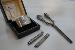 A mixed lot comprising of a silver boxed napkin ring hallmarked Birmingham 1935, an Edwardian silver