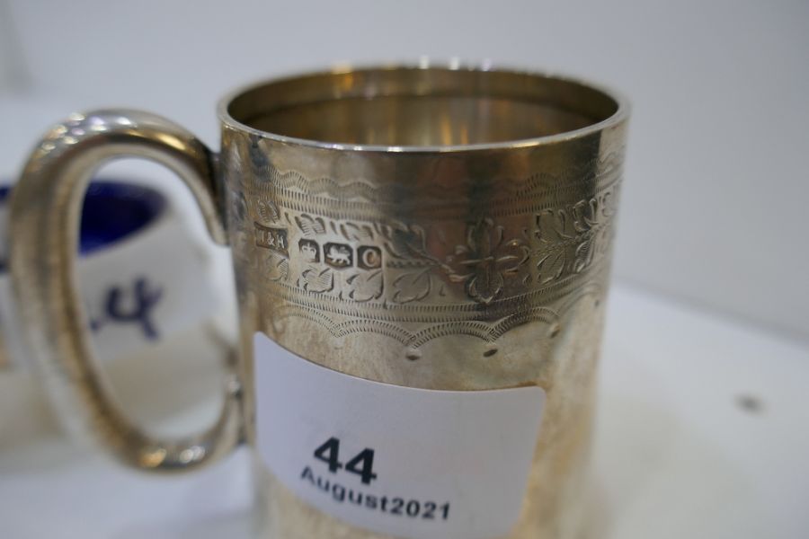 A decorative mug hallmarked silver Sheffield, 1920 Walker and Hall, very pretty and ornate design, a - Image 7 of 8