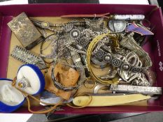 Tray of silver and white metal costume jewellery and collectables to include Middle Eastern belt, fl