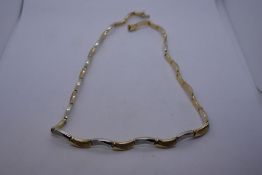 14ct two tone scallop design necklace, marked 585 45cm approx, 19.4g