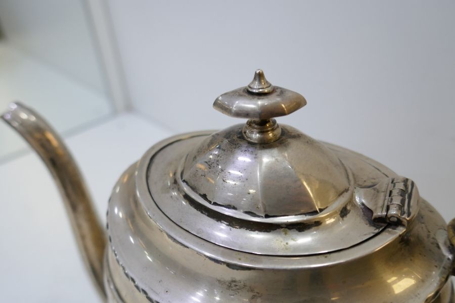 A nice, large silver teapot of canted oval style with slight hammered rim. Hallmarked Chester 1921, - Image 5 of 7