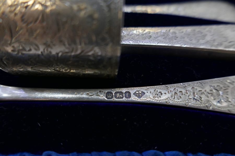 A gorgeous cased set of floriated engraved silver knife, fork, spoon and napkin ring. Very decorativ - Image 4 of 5