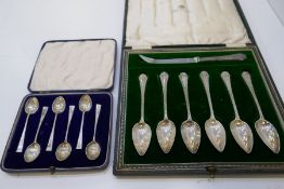 A cased set of six silver grapefruit spoons and a silver handled grapefruit knife. Spoons hallmarked