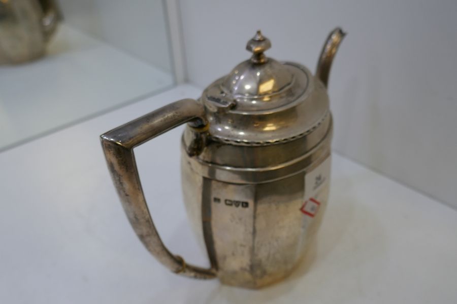 A nice, large silver teapot of canted oval style with slight hammered rim. Hallmarked Chester 1921, - Image 3 of 7