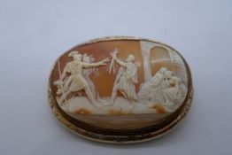 Large oval Shell cameo depicting a Roman scene – depicting soldiers and figures indistinctly signed