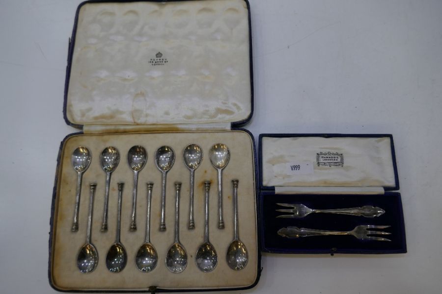 A very nice Harrods cased set of two silver forks hallmarked Sheffield 1933, Cooper Brothers and Son