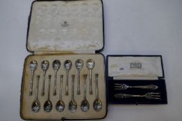 A very nice Harrods cased set of two silver forks hallmarked Sheffield 1933, Cooper Brothers and Son