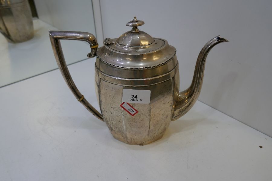 A nice, large silver teapot of canted oval style with slight hammered rim. Hallmarked Chester 1921, - Image 2 of 7