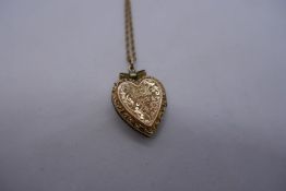 9ct yellow gold twisted rope design heel chain, hung with a 9ct heart shaped locket, chain marked 9c