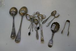 A mixed lot of silver and some plated flatware of silver teaspoons, silver coffee spoons, etc, silve