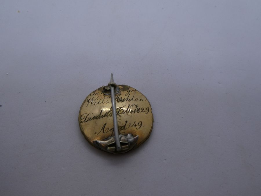 Yellow metal Georgian mourning brooch inscribed 'Will Ashton' died 15th February 1829, Aged 49 - Image 2 of 4