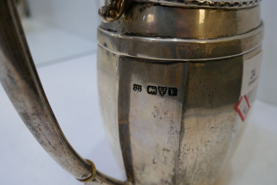 A nice, large silver teapot of canted oval style with slight hammered rim. Hallmarked Chester 1921, - Image 4 of 7