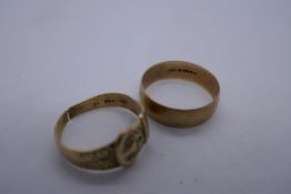 9ct yellow gold wedding band, size O, and a 9ct yellow gold buckle ring, AF, cut, both marked 375, 4