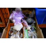 Box of mixed costume jewellery, watches and jewellery displays.
