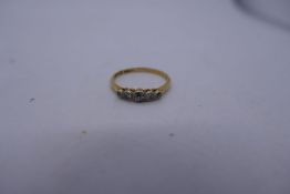 Pretty 18ct yellow gold graduated rubover set 5 stone diamond ring, marked 18ct, size N, 2g