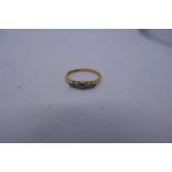 Pretty 18ct yellow gold graduated rubover set 5 stone diamond ring, marked 18ct, size N, 2g