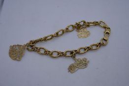 14K yellow gold charm bracelet hung with 3 charms 'Aunt' 'Sister' and 'Daughter' marked 14K 7.6g