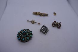 Collection of brooches to include: Yellow metal backed paste set mourning brooch with inscription