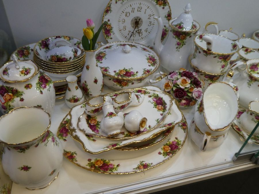 A quantity of Royal Albert Old Country Roses dinner and tea ware - Image 4 of 4