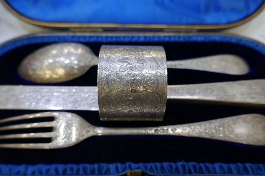 A gorgeous cased set of floriated engraved silver knife, fork, spoon and napkin ring. Very decorativ - Image 3 of 5