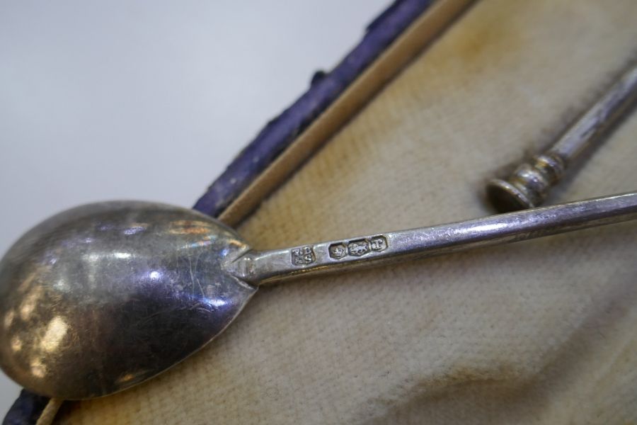 A very nice Harrods cased set of two silver forks hallmarked Sheffield 1933, Cooper Brothers and Son - Image 4 of 5