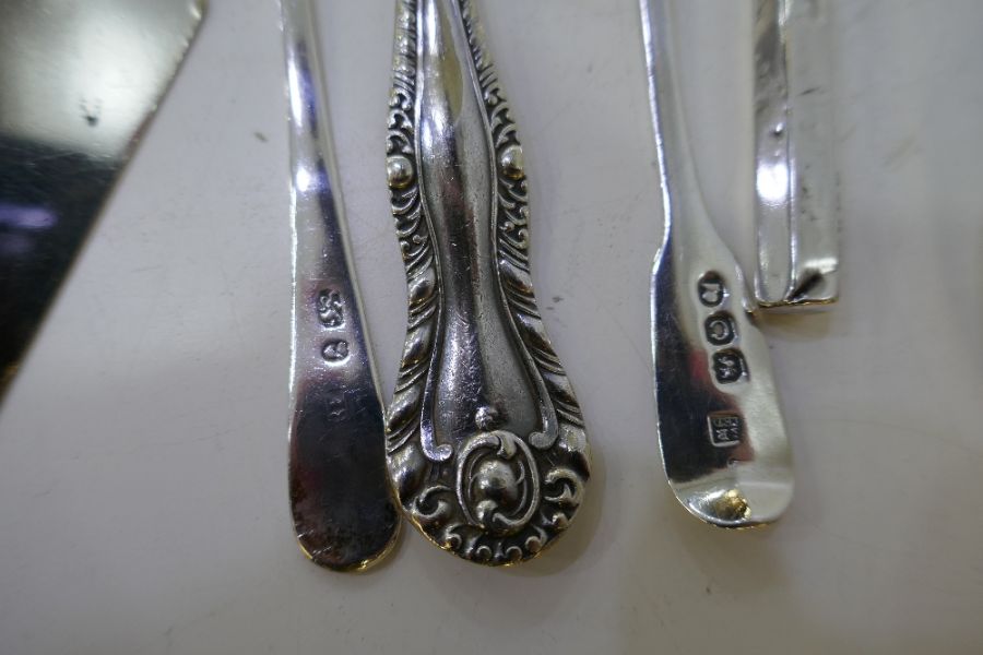 A selection of silver and white metal items to include flatware, pencil holder, button hook, silver - Image 3 of 4