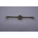 Pretty 15ct bar brooch, with Platinum, with flower head formed by natural seed pearl with central di
