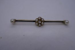 Pretty 15ct bar brooch, with Platinum, with flower head formed by natural seed pearl with central di