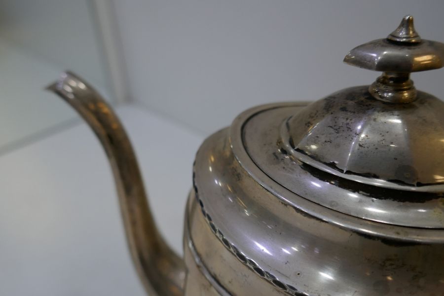 A nice, large silver teapot of canted oval style with slight hammered rim. Hallmarked Chester 1921, - Image 6 of 7