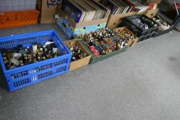 Large quantity of alcoholic miniatures mainly whisky, many hundreds