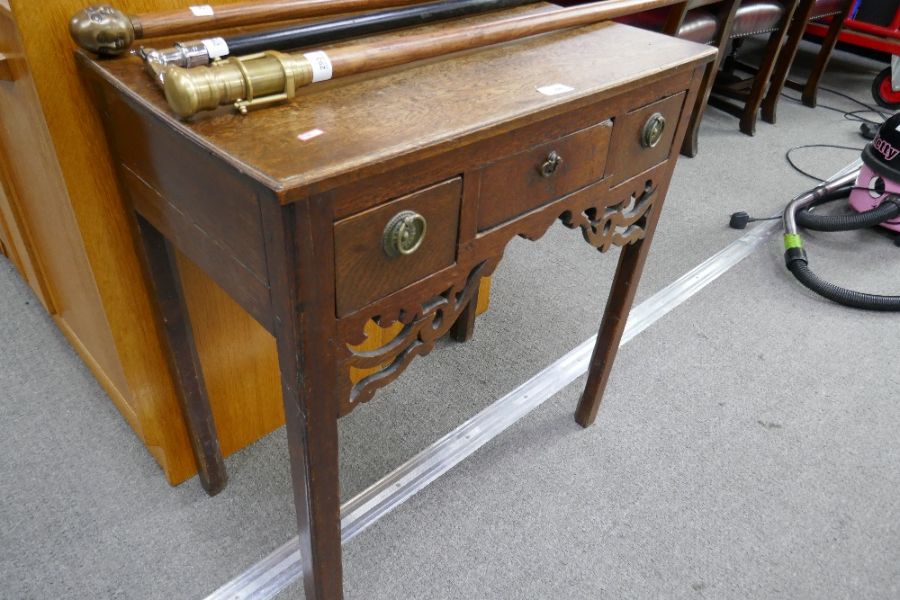 An antique oak low boy having three drawers on square chamfered legs - Image 2 of 2
