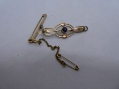 9ct yellow gold bar brooch with small pearl and 9ct amethyst set brooch AF, 4.2g gross approx