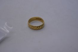 18ct yellow gold wedding band, marked 750, 2.8g approx., Size I