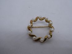 Circular 9ct yellow gold brooch set with 10 seed pearls, approx. 2cm diameter, marked 375 2.9g appro
