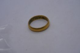 22ct yellow gold wedding band, marked 22, 5g approx, size P