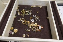 White jewellery box and contents containing 9ct gold stud earrings and other earrings, necklaces, et