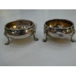 A pair of Georgian salts on three feet, with gadrooned border. With two pretty silver, flower shaped