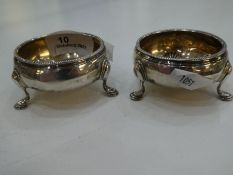 A pair of Georgian salts on three feet, with gadrooned border. With two pretty silver, flower shaped