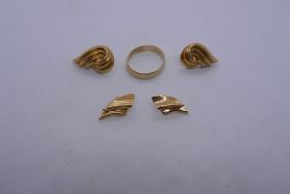 Two pairs of 9ct yellow gold earrings neither have backs and a 9ct wedding band, both marked 375. 5.
