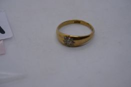 Pretty 18ct yellow gold gypsy ring inset with diamonds in the shape of a flower, marked 18ct, size O