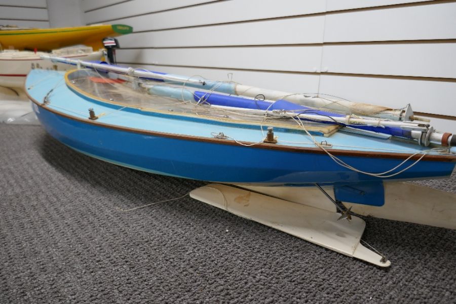 Remote Control model sailing dinghy, complete with sails and all internal workings 116cm (no control - Image 2 of 4