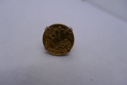 9ct gold ring inset with a 1914 half sovereign, young George, George and The Dragon. 7.8g approx