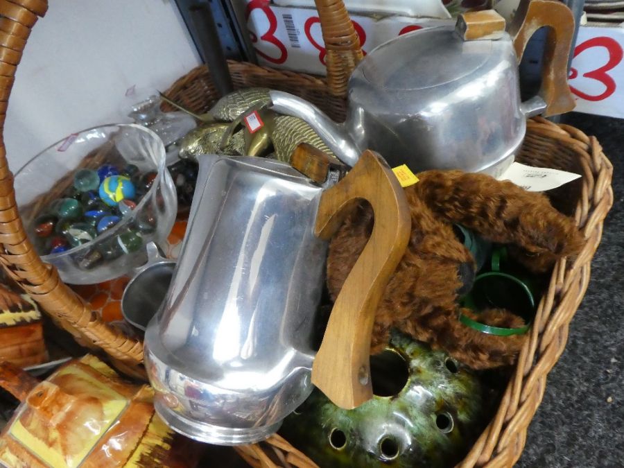 Box of mixed glassware including Babycham glasses, novelty pots and basket containing Studio pottery - Image 3 of 9